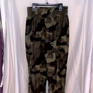 army colored cargo pants with pink detail on ankle